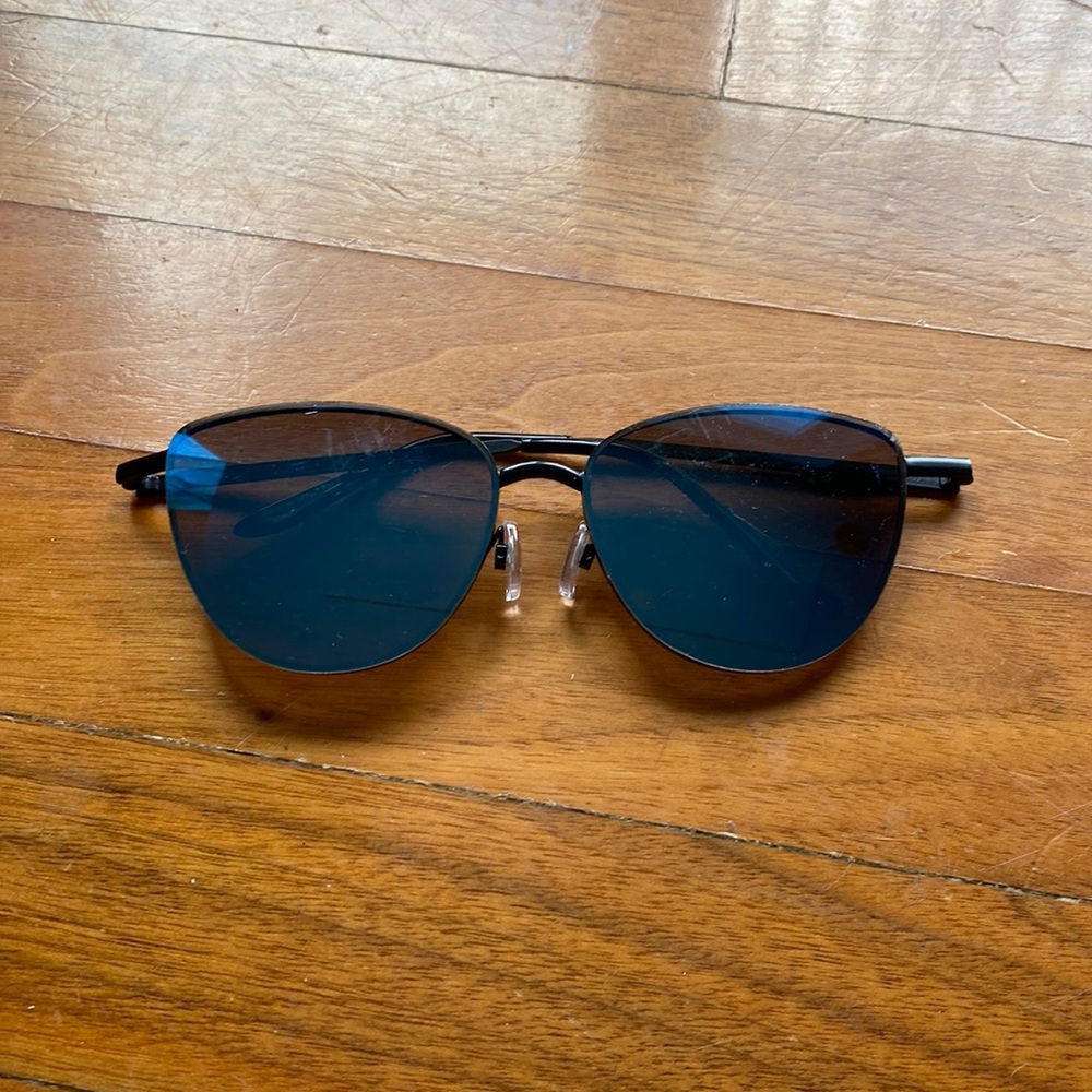 Size: one size. Color: black on the sides and blue on the sunglasses